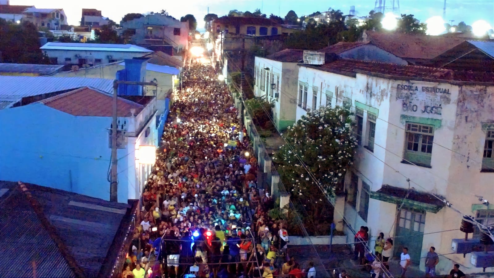 Bloco Xupa Osso descendo a "Rua Bacuri" em Óbidos. (Foto: Drone/Rodrigo Rodrigues)