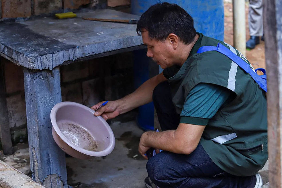 Agente vistoriando residência atrás de focos de dengue em Manaus (AM)  Foto: Semsa