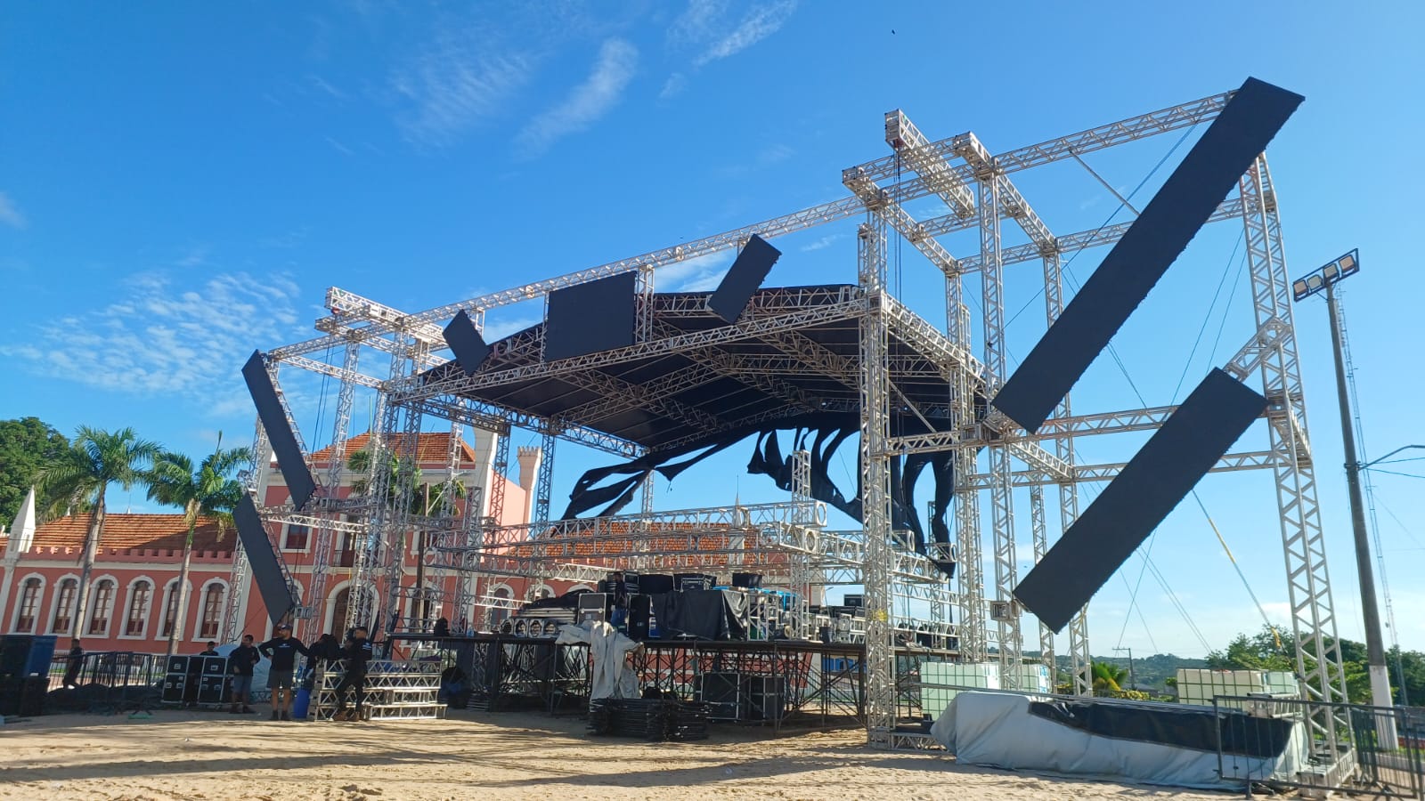 Montagem do palco no Fobódromo. (Foto: Marcos Cantuário)