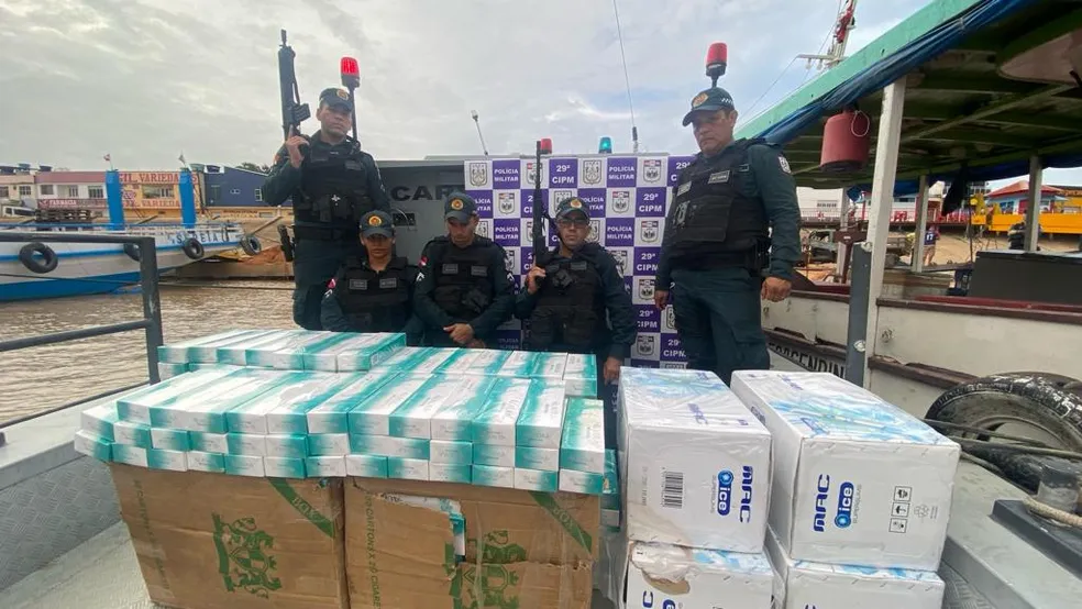 PM apreende 550 maços de cigarros e 8 toneladas de peixes em uma embarcação, em Óbidos  Foto: Reprodução