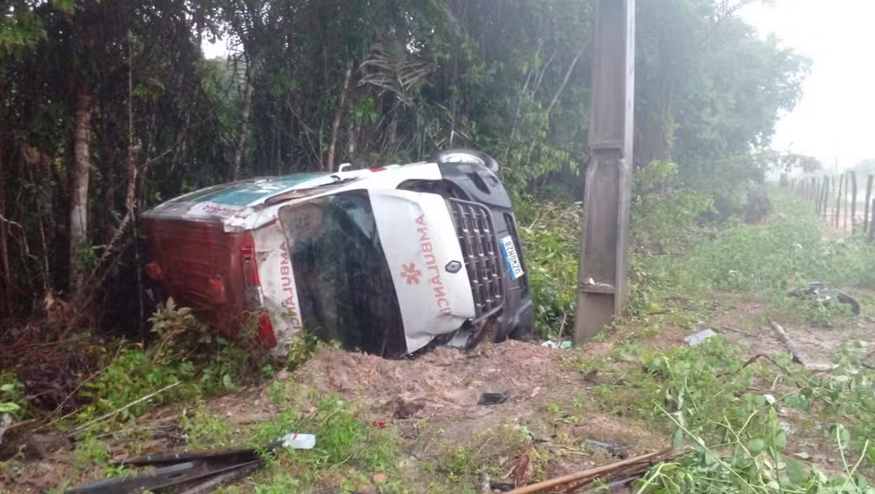 Ambulância capota com paciente a bordo na rodovia AM-010.  Foto: Divulgação