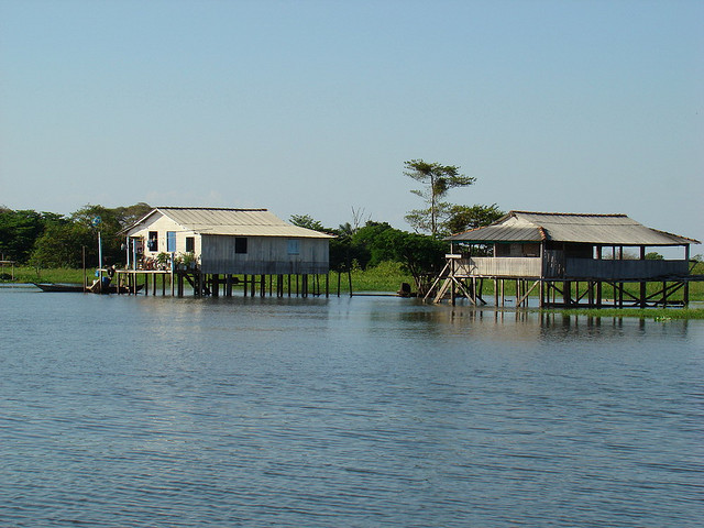 Casas ribeirinhas da Amazônia