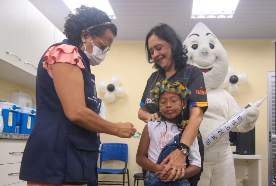 Anita, de 10 anos, foi a primeira pessoa a receber a dose da vacina em Manaus  Foto: Divulgação/Semsa