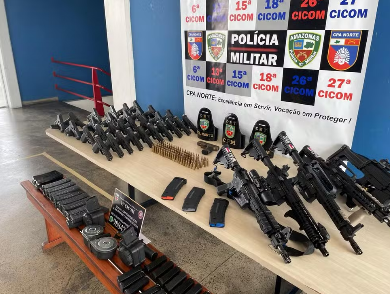 Arsenal de armas apreendido no Amazonas é considerado o maior já apreendido no estado. Foto: Divulgação/PMAM