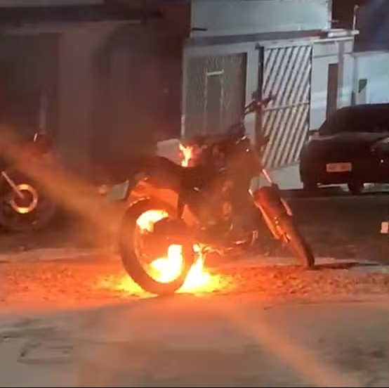 Motociclista ateou fogo na própria moto.