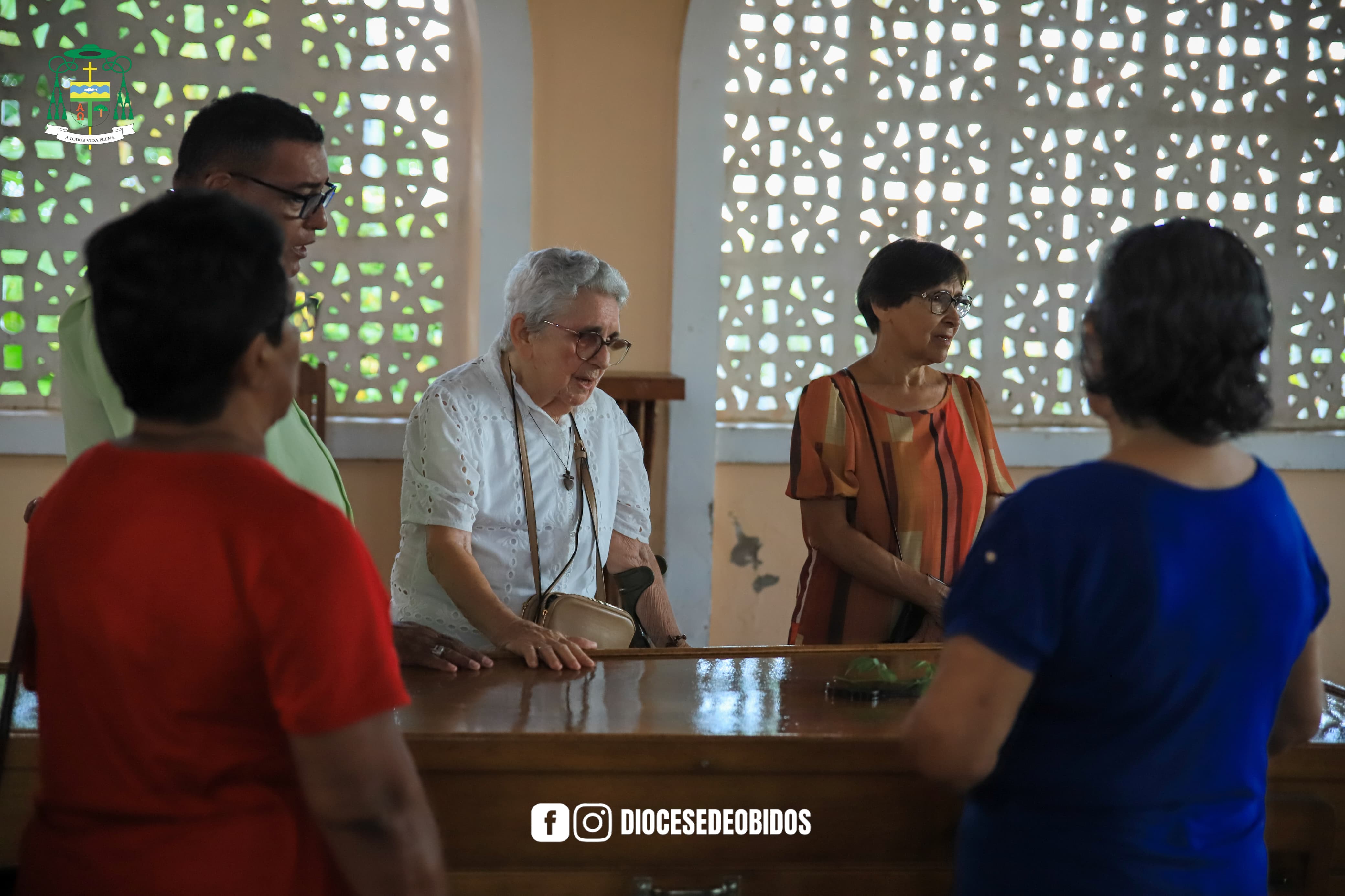 No detalhe, professora Idaliana Marinho, que conviveu muitos anos com o Prelado de Óbidos. Foto: Mauro Nayan/Diocese de Óbidos