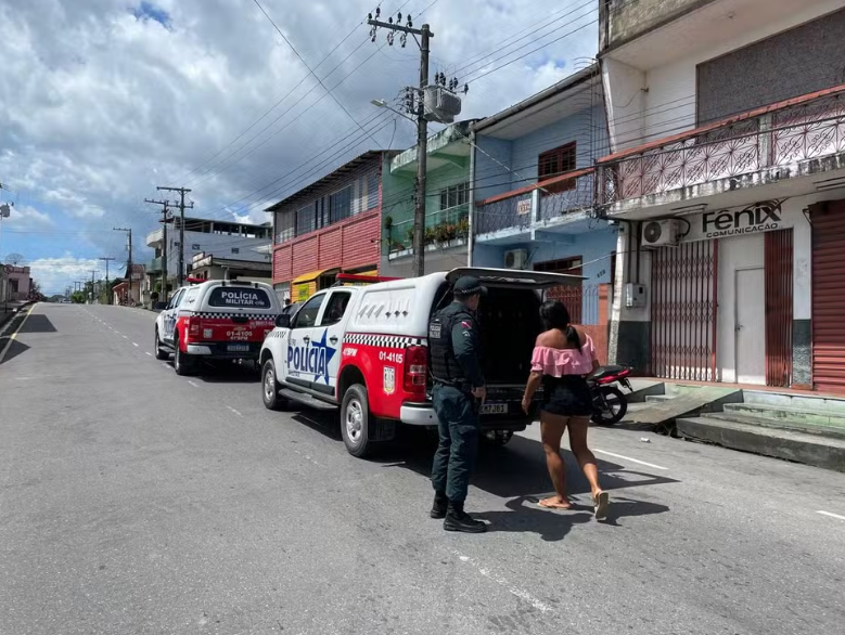 Mulher presa com sofá 'recheado' de drogas em Oriximiná - Foto: Polícia Militar