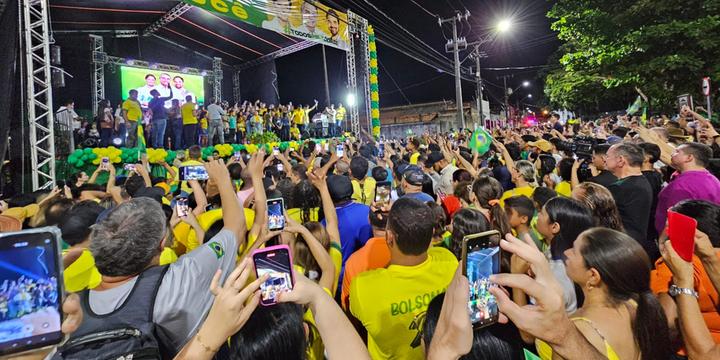 Em Marabá, apoiadores registram o evento com a presença do ex-presidente Jair Bolsonaro e lideranças do Partido Liberal em praça pública (Foto: Tay Marquioro / O Liberal)