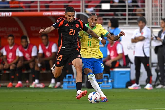 Muñoz e Raphinha foram os autores dos gols do empate entre Brasil e Colômbia. Foto: Patrick T. Fallon / AFP.