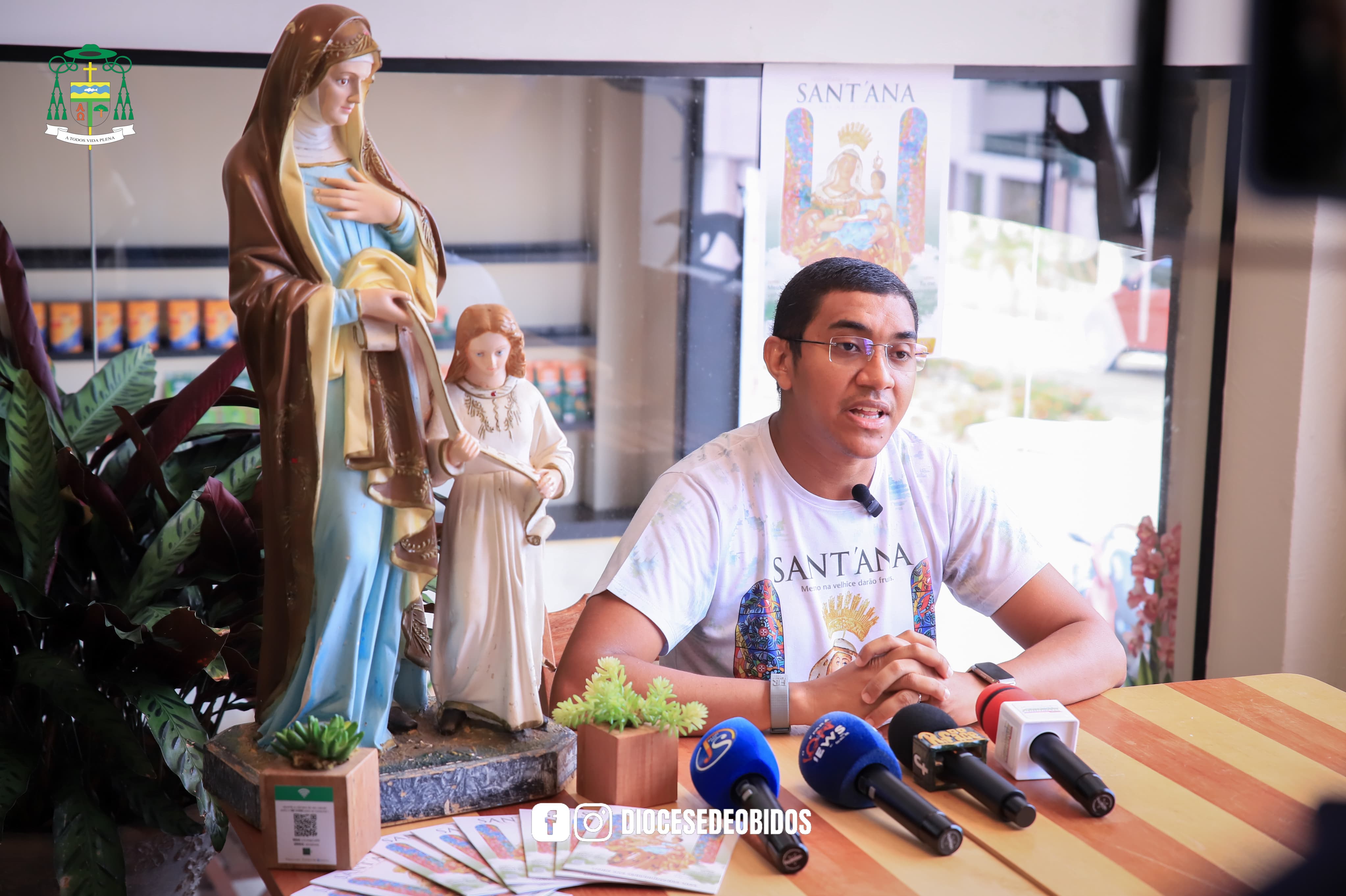 Padre Adalberto Santos durante coletiva. Foto: Diocese de Óbidos/Divulgação.