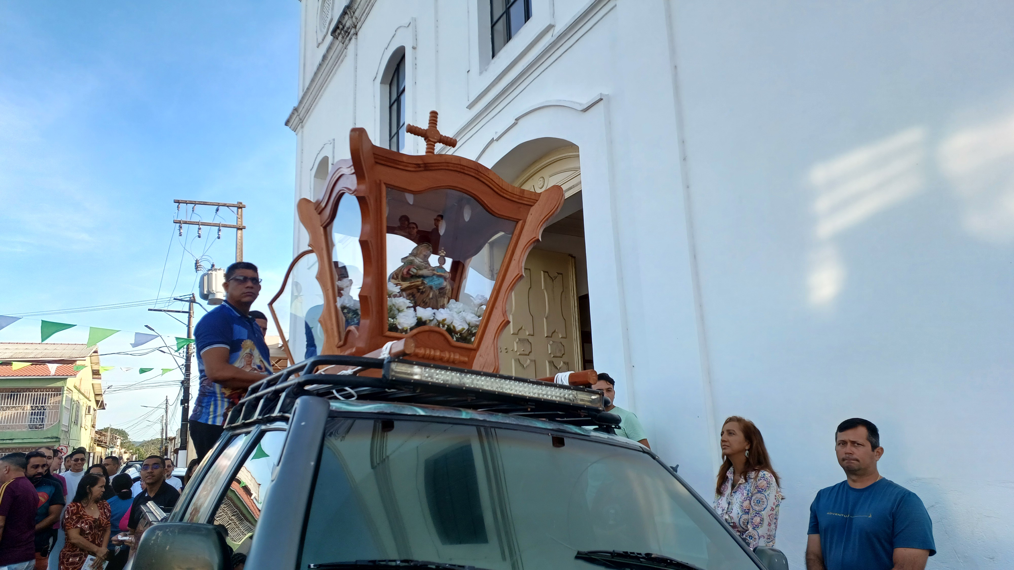 Sant'Ana foi conduzida em carro aberto na transladação até Alenquer. Foto: Marcos Cantuário