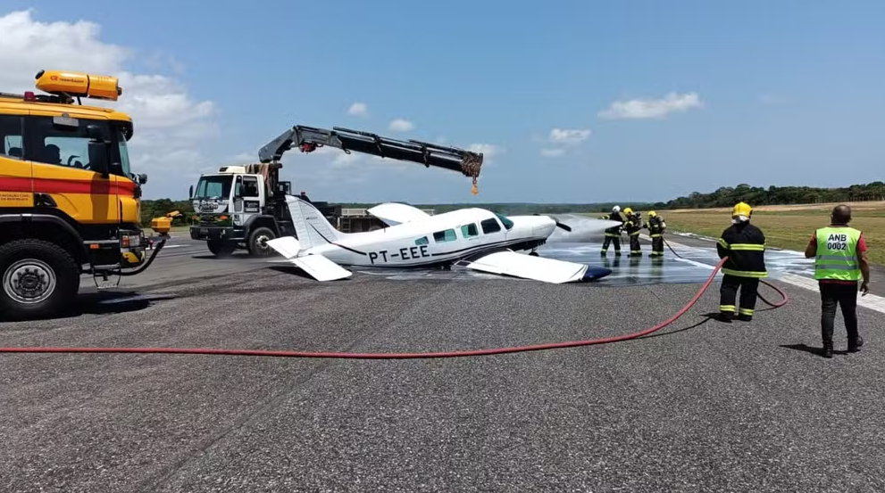 Foi necessário uso de guincho para retirada de avião de pequeno porte da pista do aeroporto de Santarém. Foto: Reprodução / Redes sociais