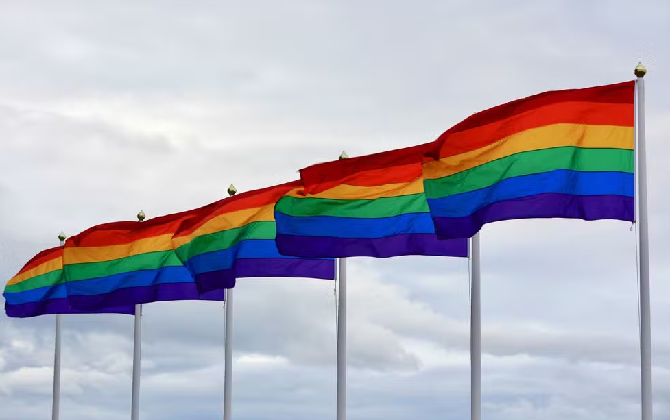 Três em cada dez adultos LGBTQIA+ foram vítimas de discriminação na área de serviços financeiros. Foto: Filmbetrachter para Pixabay